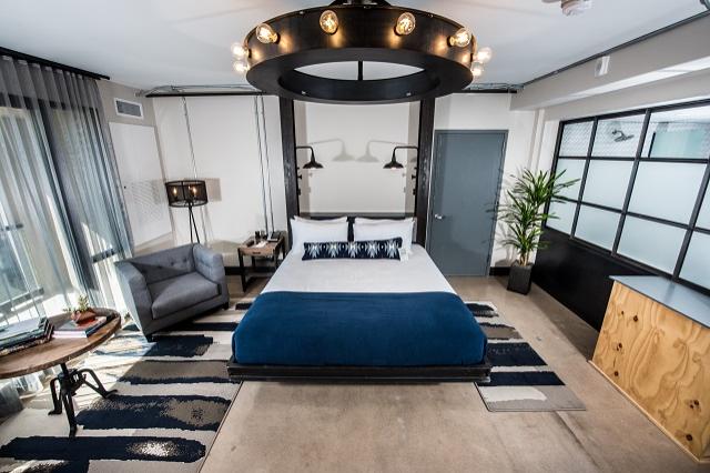 Deluxe King guestroom