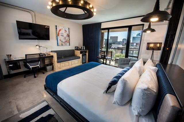Deluxe King guestroom with city view